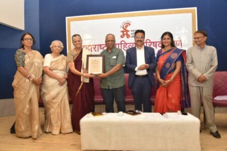 स्त्रियांना विनोदी लेखन करताना मर्यादा येतात : मंगला गोडबोले स्त्रियांना विनोदी लेखन करताना मर्यादा येतात : मंगला गोडबोले